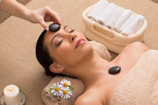 Massage đá nóng tại nhà cho khách du lịch