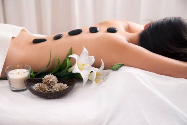 Massage đá nóng tại nhà cho khách du lịch
