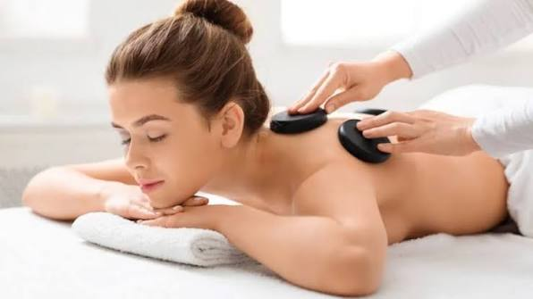 Massage Đá nóng tại nhà cho khách du lịch